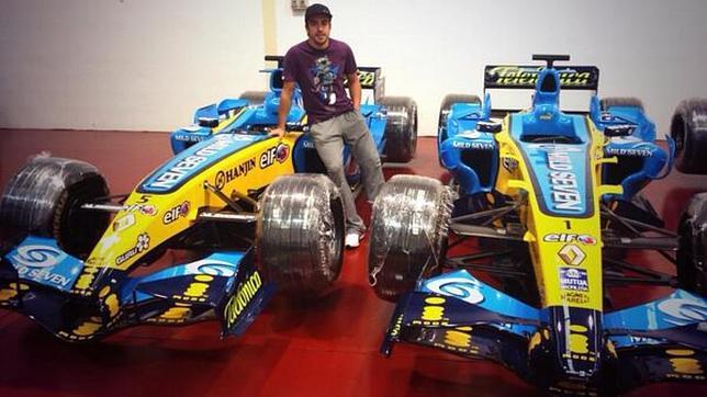 El piloto, con los dos renaults de 2005 y 2006