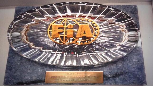 El trofeo que recibió como campeón del mundo de karting