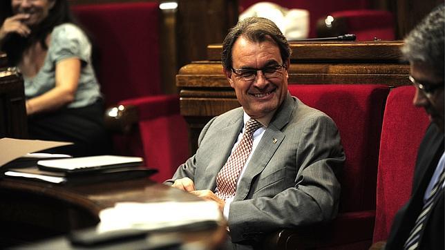 El Parlament llevará la consulta al Congreso y da tres meses de diálogo a Rajoy