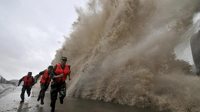 China evacúa a cientos de miles de personas ante la llegada del tifón Fitow