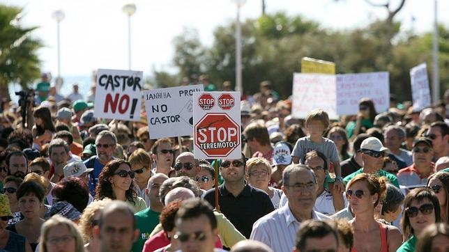 Miles de personas protestan para pedir el desmantelamiento del Proyecto Castor