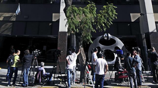 La prensa hace guardia en la puerta de la Fundación Favaloro, donde será operada la presidenta