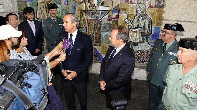 El director general de la Guardia Civil visita en el hospital a la familia del agente herido en un atraco en Yuncos