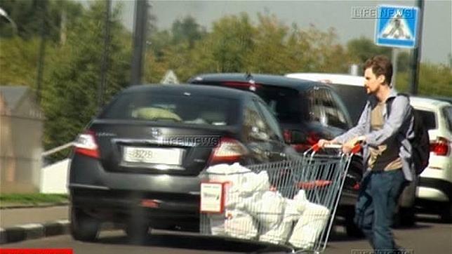 «Pillan» a Eduard Snowden haciendo la compra en Moscú