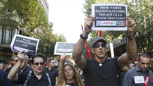 Catalunya Banc pacta con los sindicatos el despido de 2.395 empleados