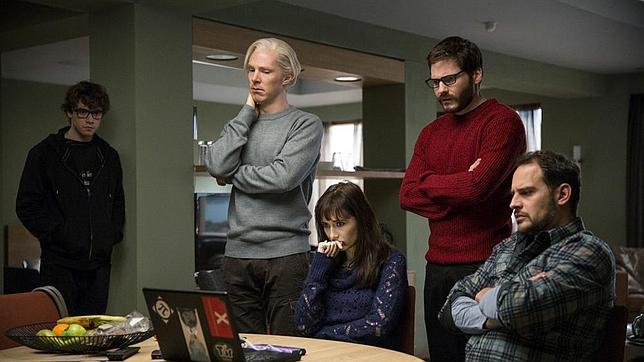 «El quinto poder»: Los rusos y los americanos siguen a Assange de cerca