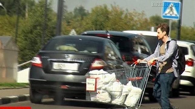 El padre de Snowden llega a Moscú para visitar a su hijo