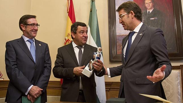 Feijóo: «El espíritu de Angrois debe ayudarnos a entender que unidos somos más fuertes»