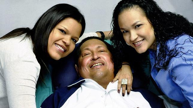 Hugo Chávez y sus dos hijas, en una de las últimas imágenes difundidas por el Gobierno de Venezuela