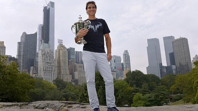 Rafael Nadal, con el trofeo que le acredita como ganador del Abierto de Estados Unidos