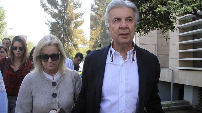 Los padres y el marido de María de Villota llegan a Sevilla
