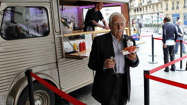 Un hombre prueba uno de los perritos con champán del cocinero James Knappett
