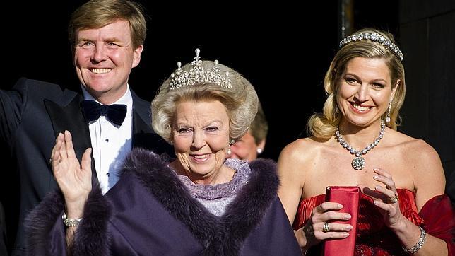 Beatriz de los Países Bajos no adujo directamente a motivos de salud, pero dejó el paso a su primogénito Guillermo Alejandro tras 32 años de soberanía