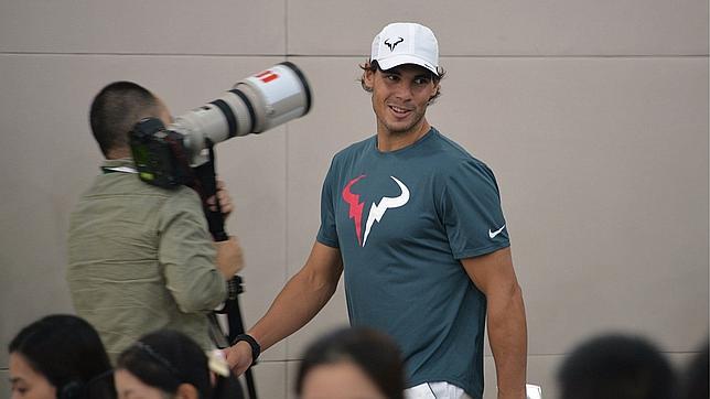 Nadal se relaja con el golf