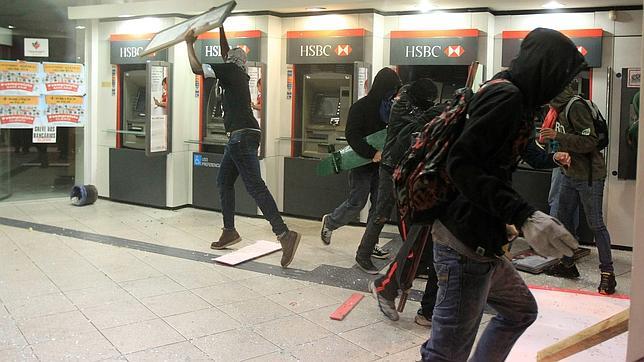 Violentos Black Bloc se infiltran en las protestas de Brasil y provocan disturbios