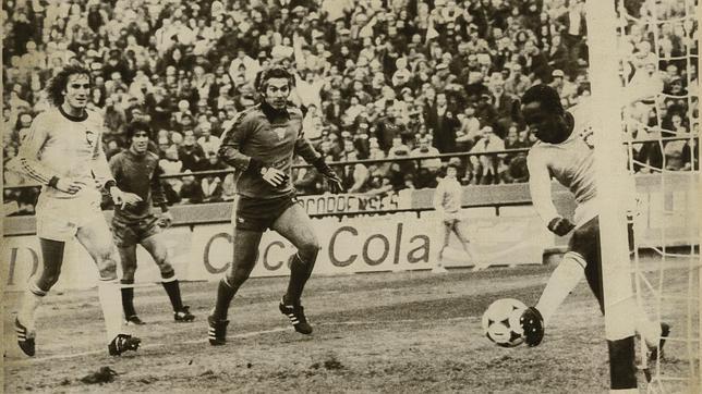 Amaral salva en línea de meta el remate de Cardeñosa en el España-Brasil