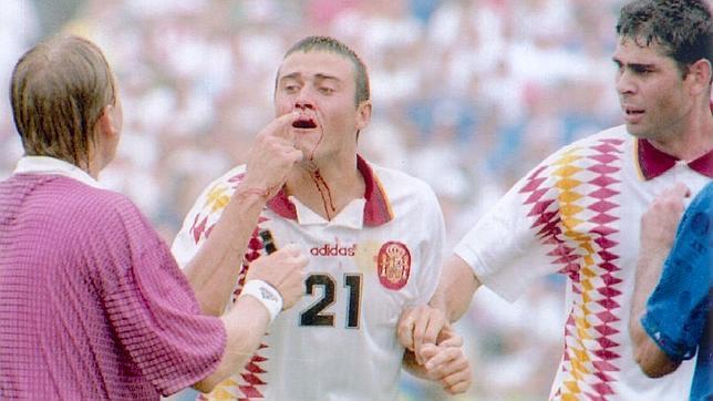 Luis Enrique se queja al árbitro tras el codazo de Tassotti. La triste imagen de España en el Mundial de 1994