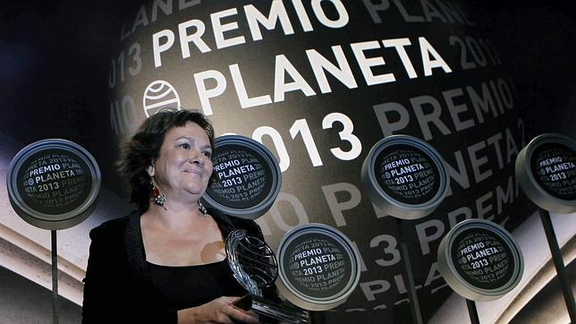 Cospedal felicita a Clara Sánchez, ganadora del Premio Planeta