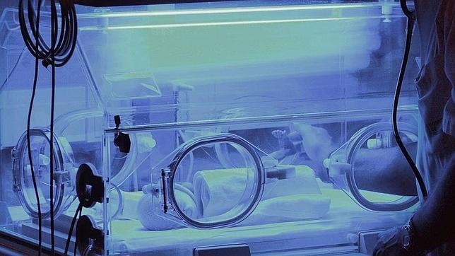 Crean una «ropa inteligente» que regula la humedad de los bebés prematuros