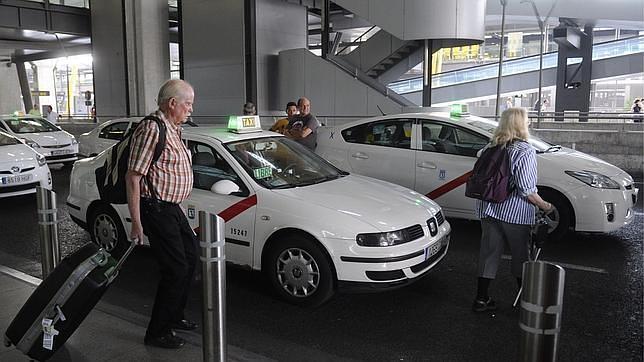 Los taxistas, divididos frente a la tarifa fija al aeropuerto de Barajas