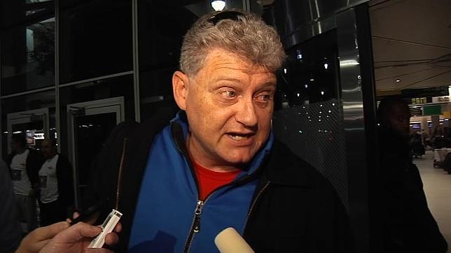 El padre de Snowden, tras visitar a su hijo: «Le quedan muchos más secretos por compartir»