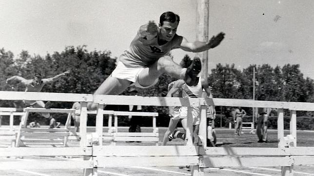 El decatleta norteamericano Bob Mathias en acción
