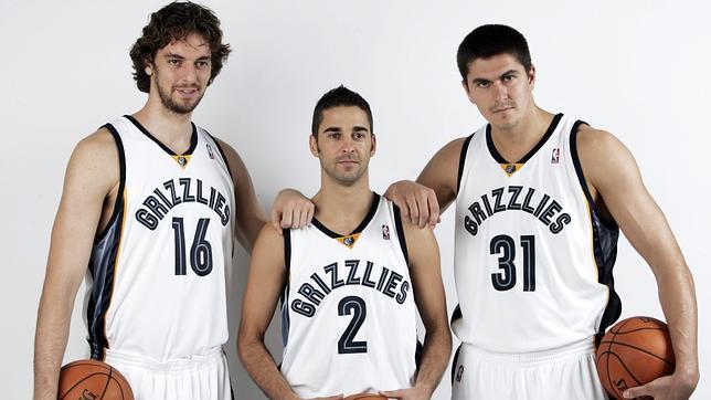 Milicic (derecha) jugó en los Grizzlies junto a Pau Gasol y Juan Carlos Navarro