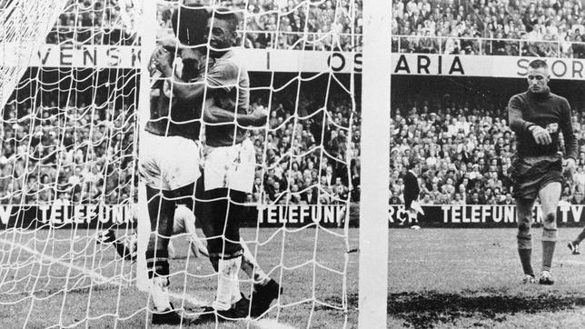 Pelé felicita a Vavá (de espaldas), que acaba de marcar un gol en la final entre Brasil y Suecia del Mundial de 1958. Ambos jugadores hicieron un doblete en la victoria brasileña 5-2
