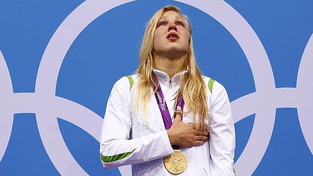 Ruta Meilutyte con la medalla de oro ganada en los 100 metros braza en Londres 2012