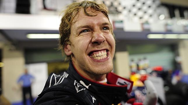 Vettel, exultante tras ganar el Mundial de Fórmula 1 en 2010, en el GP de Abu Dhabi