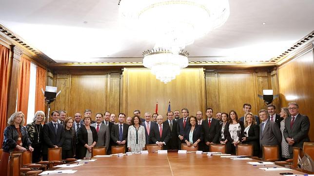La reforma local que recorta el sueldo de los alcaldes sigue adelante en el Congreso