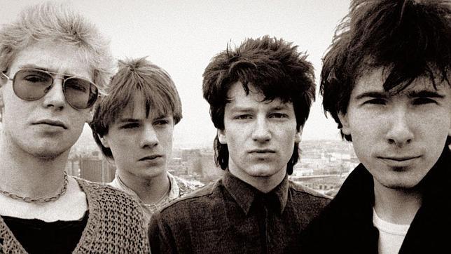 Cinco motivos para odiar a Bono, líder de U2, según el escritor Harry Browne