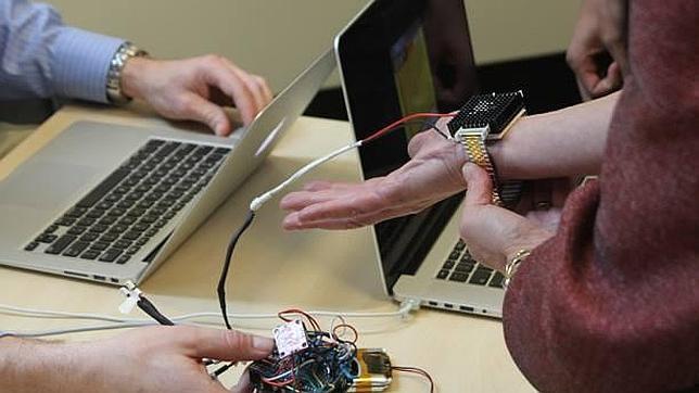 Inventan una pulsera termoeléctrica con la que no se pasa frío ni calor