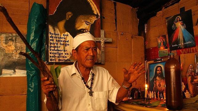 Un santero, con ayahuasca en la mano