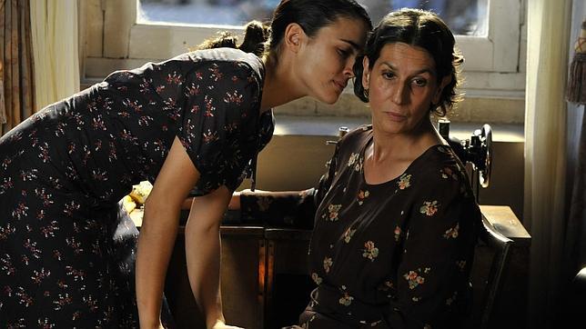 «El tiempo entre costuras» arrasa en su estreno con más de cinco millones