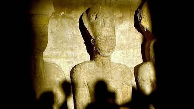 El sol ilumina la cara del faraón Ramsés II en el templo de Abu Simbel