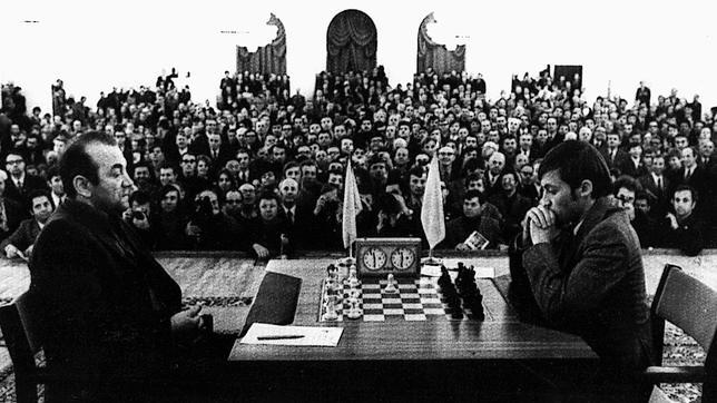 En su primer gran duelo, en Moscú, Korchnoi (izquierda) y Karpov se disputaron en 1974 el derecho a enfrentarse al campeón del mundo, Bobby Fischer