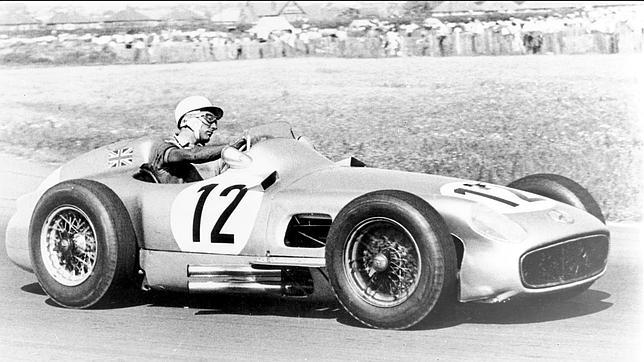 Stirling Moss a los mandos de un Mercedes-Benz en el GP Británico de 1955