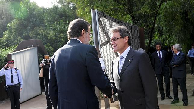 Saludo frío de Rajoy y Mas tras el plante a la vicepresidenta española