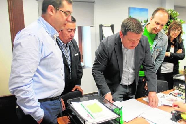 Mil firmas contra la subida del IBI en Cobisa