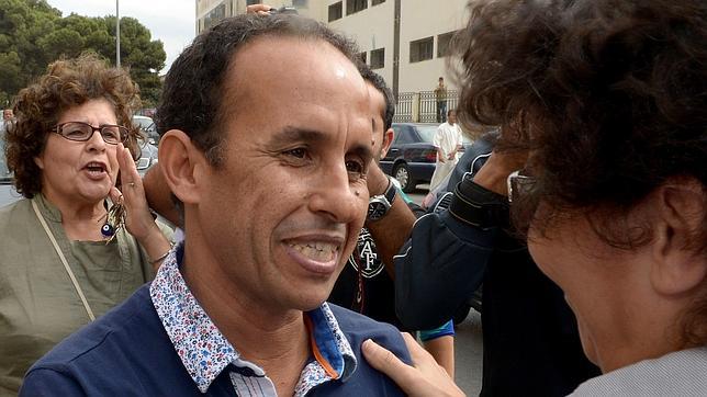 Sale de prisión en libertad condicional el periodista marroquí Ali Anuzla