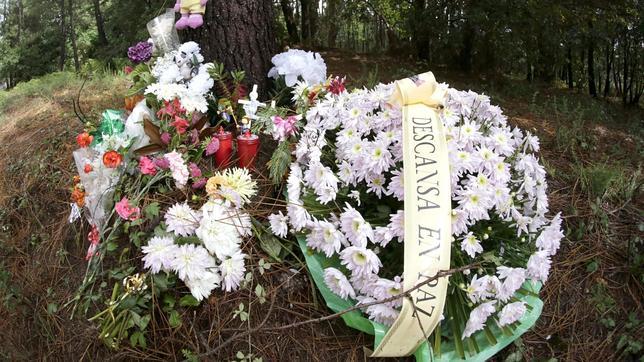 El abogado de la madre de Asunta y una mujer recogen en la funeraria sus cenizas