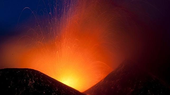 El Etna entra en erupción y emite lenguas de lava sin peligro para población