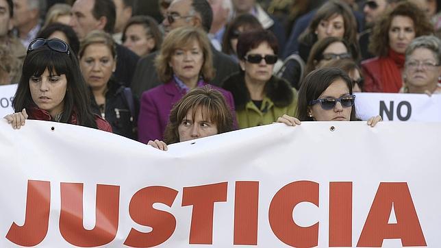 Un millar de personas rechaza posible libertad del asesino de Olga Sangrador