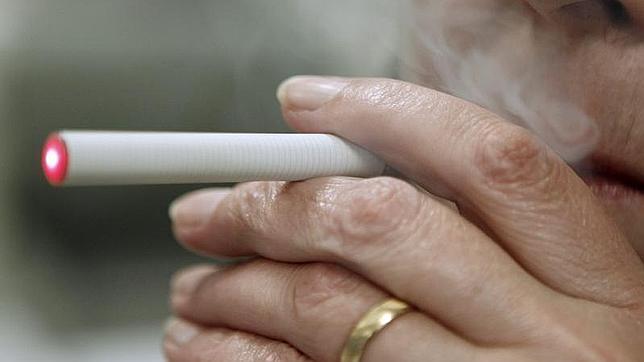 Los estancos podrán vender ya cigarrillos electrónicos al considerarse un artículo de fumador
