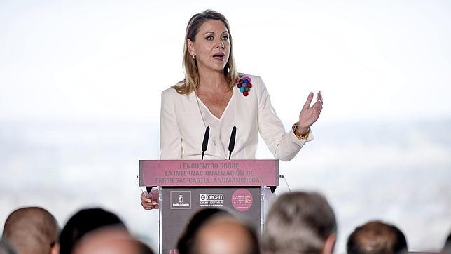 Cospedal: «La bajada de impuestos está en línea con lo que va a hacer el Gobierno»