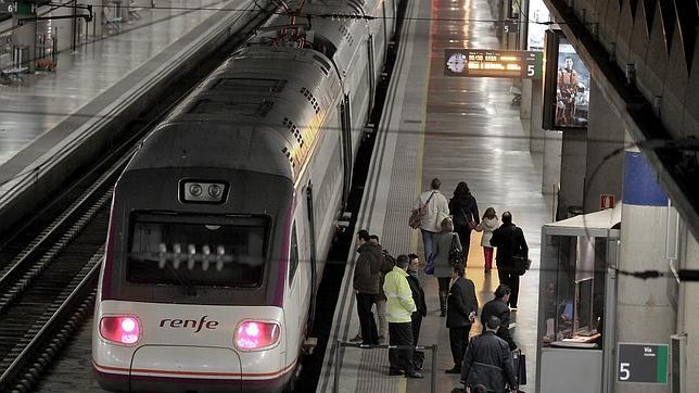 Renfe cifra en un 3% el seguimiento de los paros y los sindicatos hablan del 70%