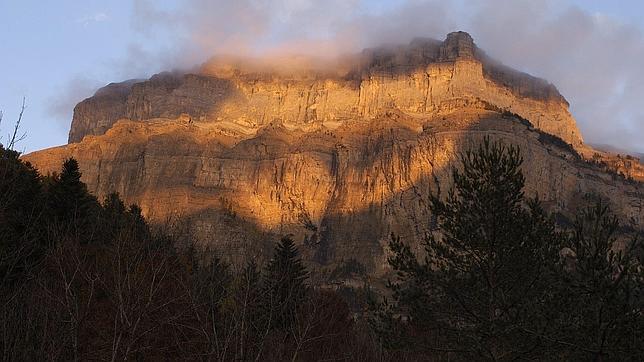 Últimos rayos del sol otoñal sobre la Muralla de la Fraucata en el Valle de Ordesa