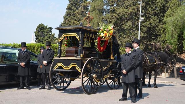 Un cementerio de Barcelona ofrece entierros de época con una carroza del siglo XIX