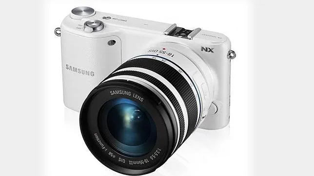 Samsung presenta su cámara NX2000